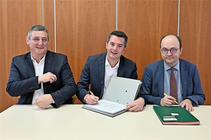 V.l.: „Féderation des artisans“-Generalsekretär Romain Schmit, Mittelstandsminister Lex Delles und „Chambre des métiers“-Direktor Tom Wirion bei der Unterzeichnung des „Pakt Pro Artisanat“
