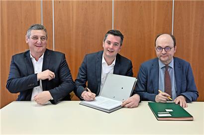 V.l.: „Féderation des artisans“-Generalsekretär Romain Schmit, Mittelstandsminister Lex Delles und „Chambre des métiers“-Direktor Tom Wirion bei der Unterzeichnung des „Pakt Pro Artisanat“
