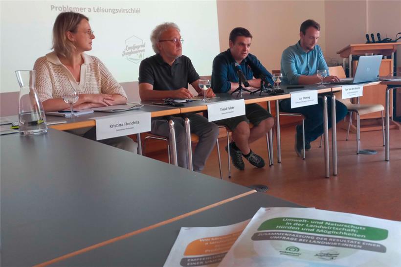 V.l.: Kristina Hondrila (Direktorin „Oekozenter Pafendall“), Théid Faber (Präsident „Oekozenter Pafendall“), Luc Emering (Präsident „Lëtzebuerger Landjugend a Jongbaueren“) und Tom Van den Bossche (Landwirtschaftsberater „Oekozenter Pafendall“)
