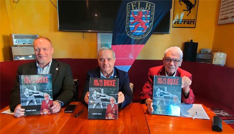 V.l.n.r.: Alain Back (FLB-Schatzmeister), Toni Tiberi (FLB-Präsident) und Autor Pierre Back (FLB-Ehrenpräsident)
