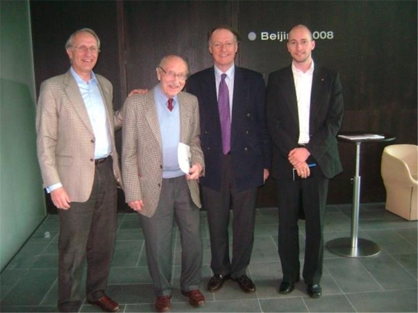  V.l.n.r.: Die drei Barone Antoine, Geoffroy und Ivan de Navacelle de Coubertin mit Jean-Marc Winckel
