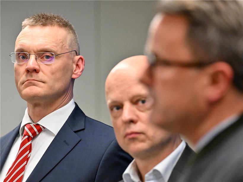 Porträtfoto von Gilles Feith, André Biever und Xavier Bettel stehend nebeneinander bei offizieller Veranstaltung