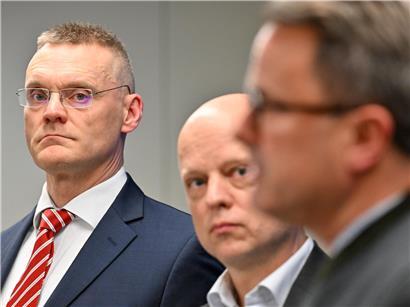 Porträtfoto von Gilles Feith, André Biever und Xavier Bettel stehend nebeneinander bei offizieller Veranstaltung