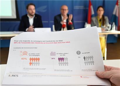 V.l.n.r.: Tommy Klein (Ilres), Claude Turmes und Marie-Josée Vidal aus dem Landesplanungsministerium stellten die Umfrage vor
