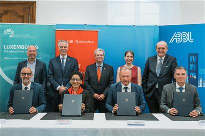 V.l.n.r., sitzend: Serge Weyland, CEO der ALFI; Yolande Chan, Dekanin der Desautels Faculty of Management der McGill University; Gilles Roth, Finanzminister; Jerry Grbic, CEO der ABBL — (v.l.n.r., stehend) Jean-Marc Goy, ALFI-Vorsitzender; Patrick Augustin, Professor für Finanzen und akademischer Direktor MMF Luxemburg; Christopher Manfredi, McGill Provost; Jennifer De Neijs, Direktorin „Entwicklung des Finanzplatzes“; Yves Stein,…
