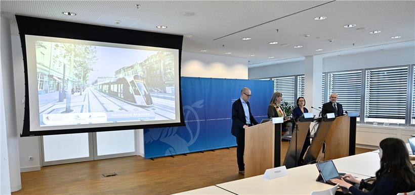 V.l.n.r.: Helge Dorstewitz (Luxtram), Bürgermeisterin Lydie Polfer, Ministerin Yuriko Backes, André von der Marck (Luxtram)
