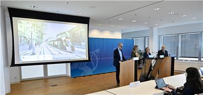 V.l.n.r.: Helge Dorstewitz (Luxtram), Bürgermeisterin Lydie Polfer, Ministerin Yuriko Backes, André von der Marck (Luxtram)
