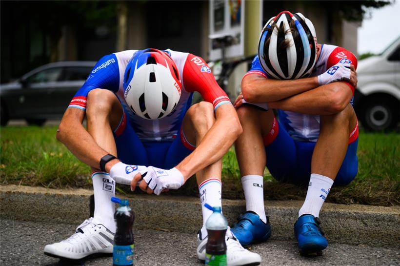 Völlig erschöpft von den Strapazen der ersten Etappe: Kevin Geniets (links) und Valentin Madouas
