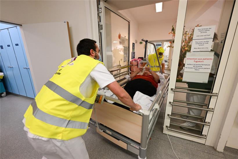 Völlig hilflose Patienten müssen samt Bett evakuiert werden – auch in dieser Sim...