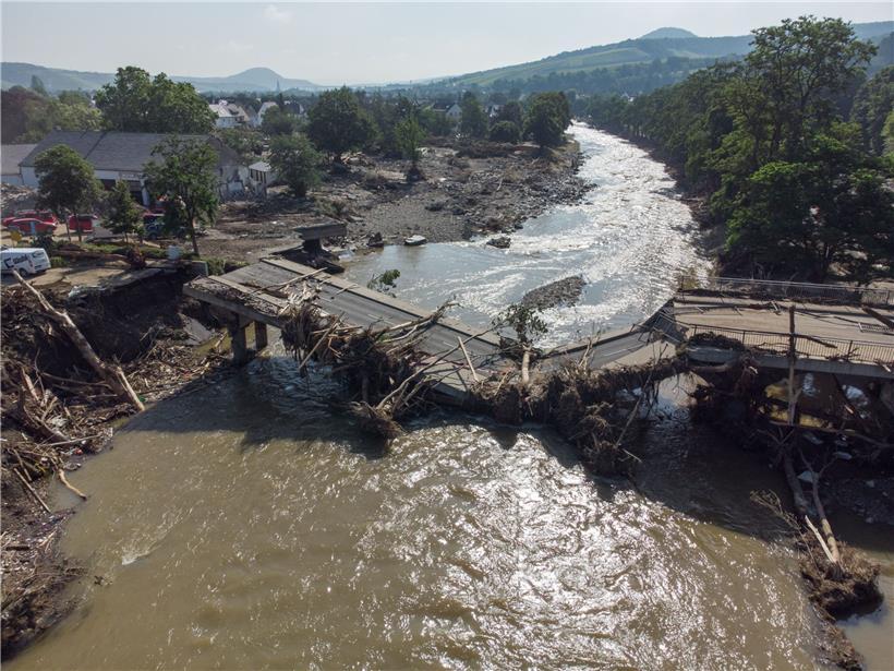 Völlig zerstört ist diese Brücke über die Ahr in Ahrweiler nach der Flutkatastrophe
