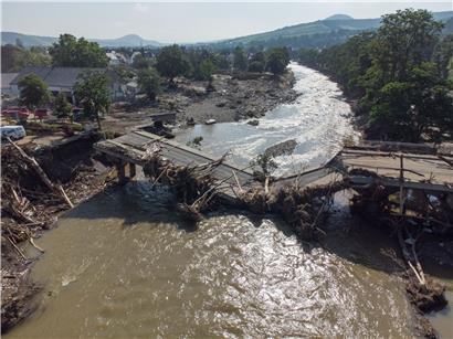 Völlig zerstört ist diese Brücke über die Ahr in Ahrweiler nach der Flutkatastrophe

