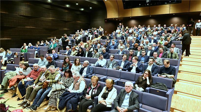 Vollbesetzt war der Konzertsaal am Freitagabend nicht, aber die politische Promi...