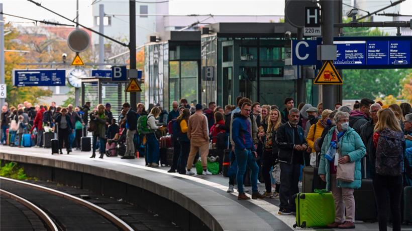 Volle Bahnsteige in Berlin.
