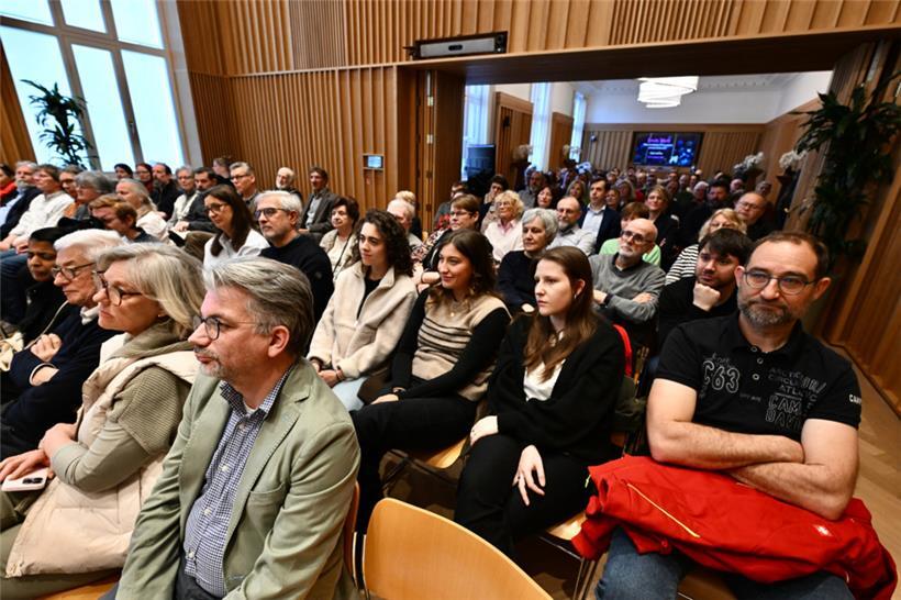 Volle Hütte im Sitzungssaal des Escher Rathauses

