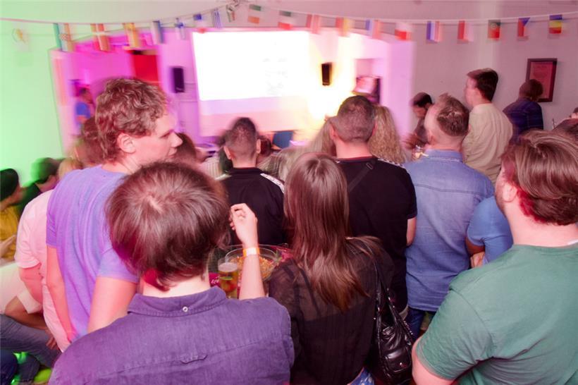 Volles Haus: Bei der ESC-Party im Rainbow Center mussten manche Fans sogar von d...