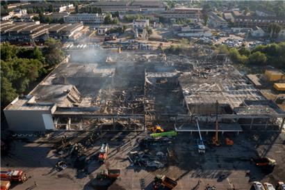 Vollkommen ausgebrannt: das beschossene Einkaufszentrum in Krementschuk
