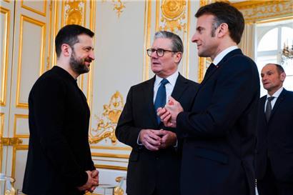 Volodymyr Zelensky, Keir Starmer et Emmanuel Macron jeudi à Paris
