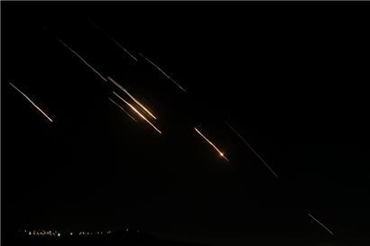 Vom Iran in Richtung Israel abgeschossene Raketen sind über der Stadt Nablus im Westjordanland zu sehen
