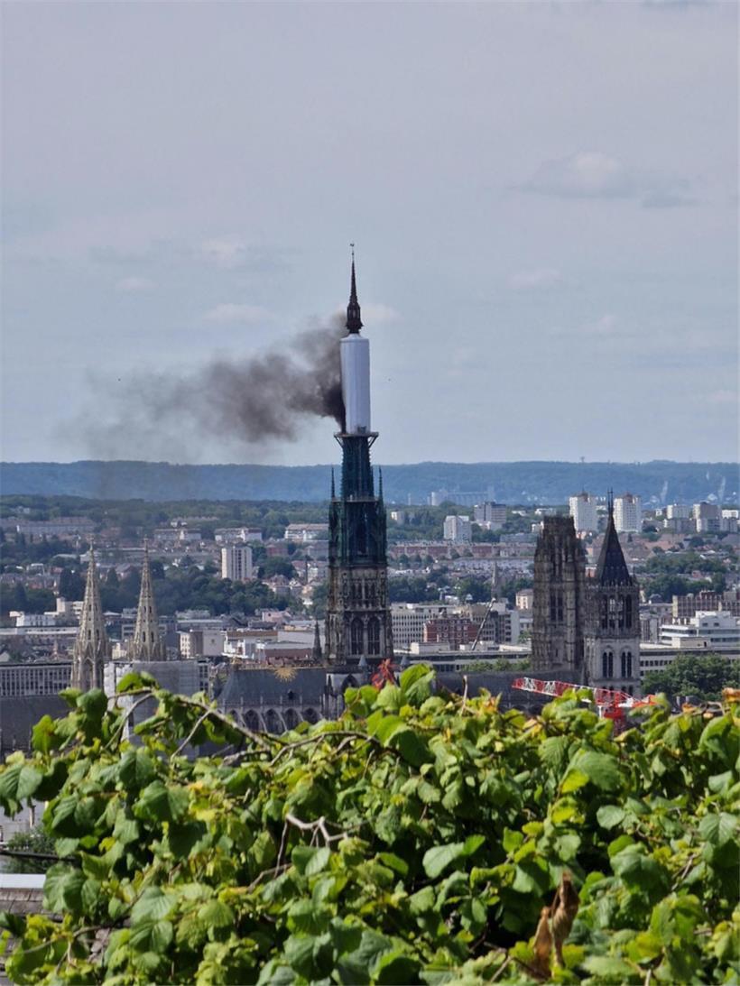 Vom Turm der Kathedrale von Rouen (Nordfrankreich) steigt eine Rauchwolke auf
