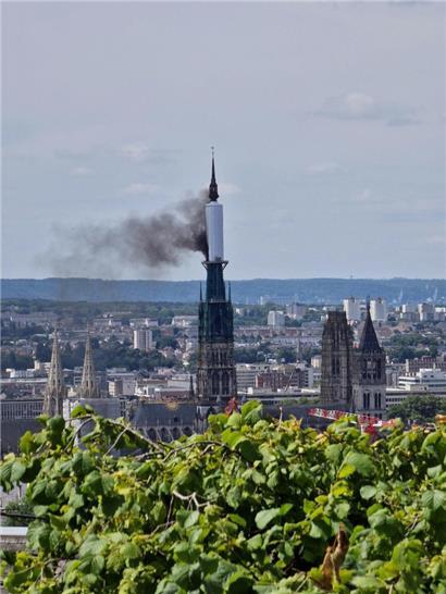 Vom Turm der Kathedrale von Rouen (Nordfrankreich) steigt eine Rauchwolke auf
