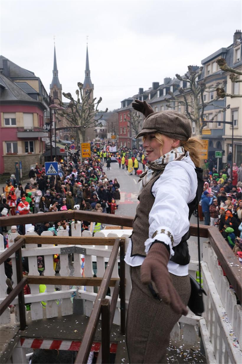 Wie ein bekennender Karnevalsmuffel die „Dikricher Cavalcade“ erlebt Blick vom Umzugswagen „Marie Äerenzdall“ auf dichtes, lautes und intensives Straßenfest während des Umzugs