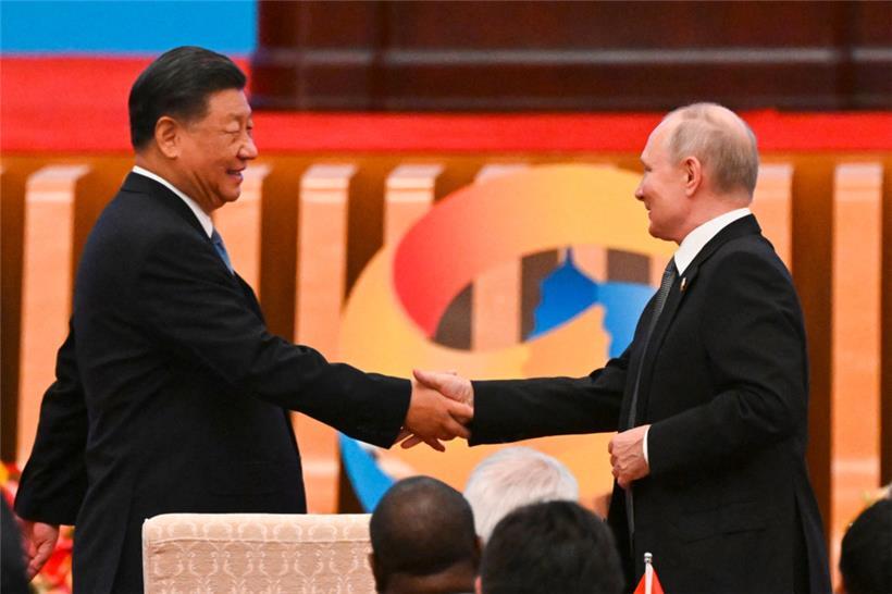 Vom chinesischen Präsidenten Xi Jinping (l.) hat Wladimir Putin keine Auslieferung an den Internationalen Gerichtshof zu befürchten
