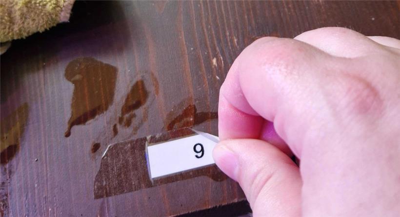 Vom jeden Tisch muss die Nummer des Vorjahres abgeknibbelt werden
