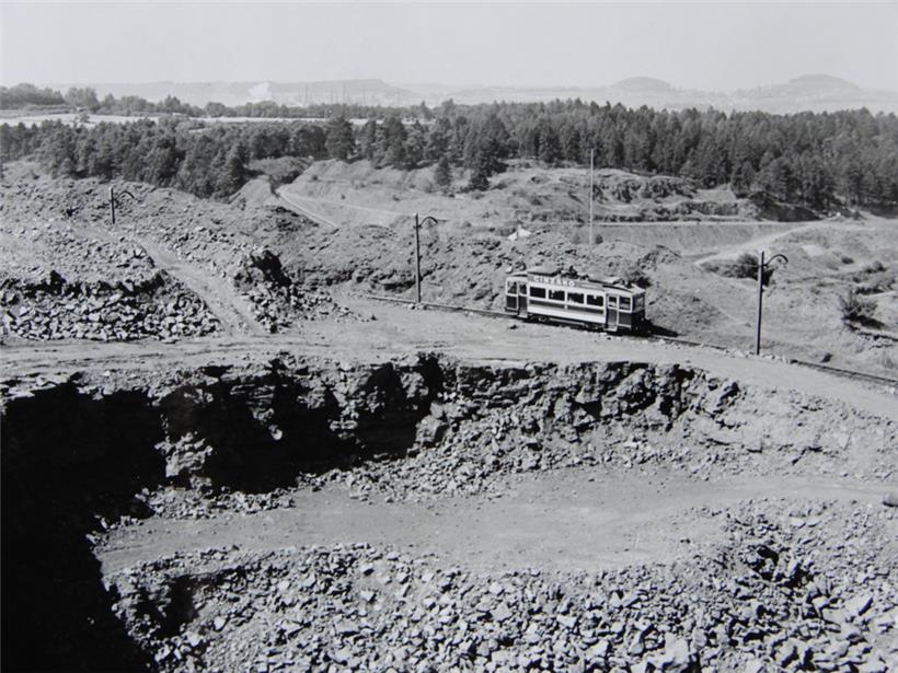 Von 1927 bis 1956 hat die „Minettstram“ die Ortschaften im Süden Luxemburgs miteinander verbunden. Auf dem Bild zu sehen ist die Strecke zwischen Esch und dem „Kayler Poteau“.
