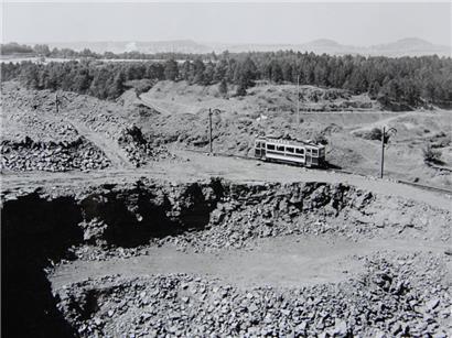 Von 1927 bis 1956 hat die „Minettstram“ die Ortschaften im Süden Luxemburgs miteinander verbunden. Auf dem Bild zu sehen ist die Strecke zwischen Esch und dem „Kayler Poteau“.
