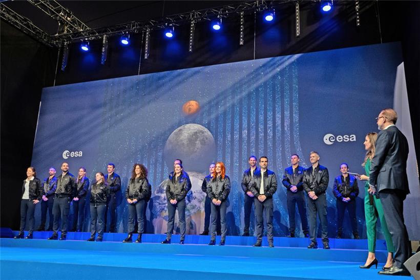 Von 22.523 Kandidaten wurden acht Frauen und neun Männer ausgewählt