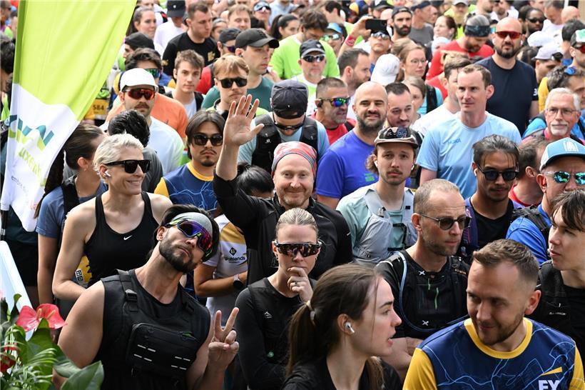 Lächelnde Person entspannt im hellen Raum ohne Anzeichen von Stress oder Anspannung