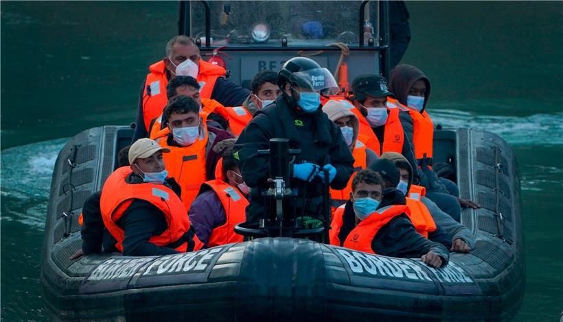 Von Grenzschutzbeamten aufgefischt und in den Hafen von Dover gefahren: Am Wochenanfang wagten mehr als tausend Menschen die gefährliche Überfahrt nach England
