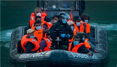 Von Grenzschutzbeamten aufgefischt und in den Hafen von Dover gefahren: Am Wochenanfang wagten mehr als tausend Menschen die gefährliche Überfahrt nach England
