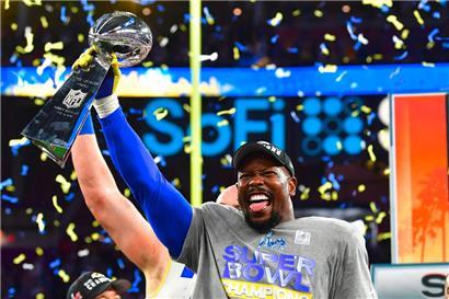 Von Miller von den Los Angeles Rams hält die heißbegehrte Siegertrophäe nach dem Sieg über die Bengals
