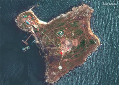 Von Russland besetzt, aber weiter umkämpft: Satellitenbilder zeigen zerstörte Gebäude auf der Schlangeninsel 
