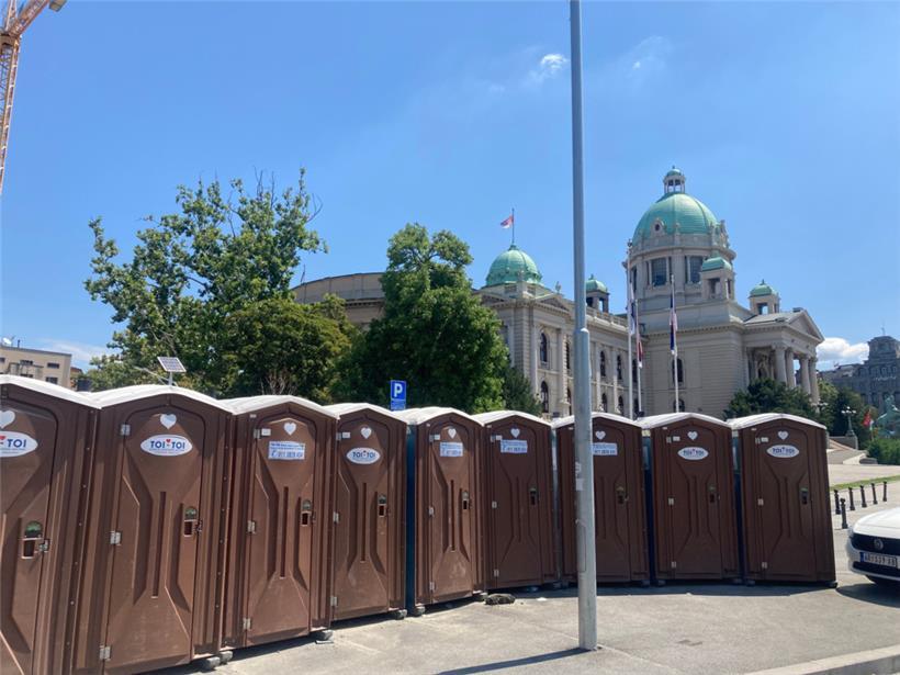 Von WC-Häuschen belagert: Serbiens Parlament in Belgrad
