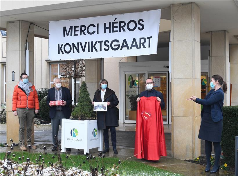 Von den Bewohnern des Pflegeheims „Konviktsgaart“ gab es einen Superhelden-Umhang für das Personal
