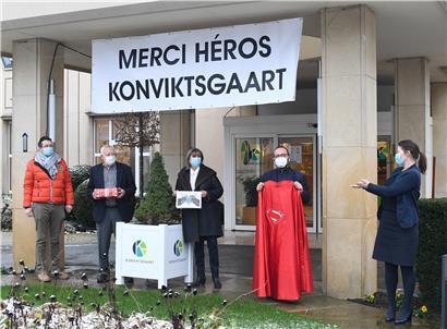 Von den Bewohnern des Pflegeheims „Konviktsgaart“ gab es einen Superhelden-Umhang für das Personal
