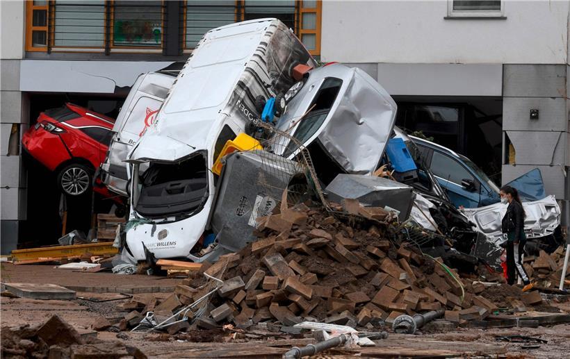 Von den Fluten aufgetürmte Autos in Bad Neuenahr-Ahrweiler
