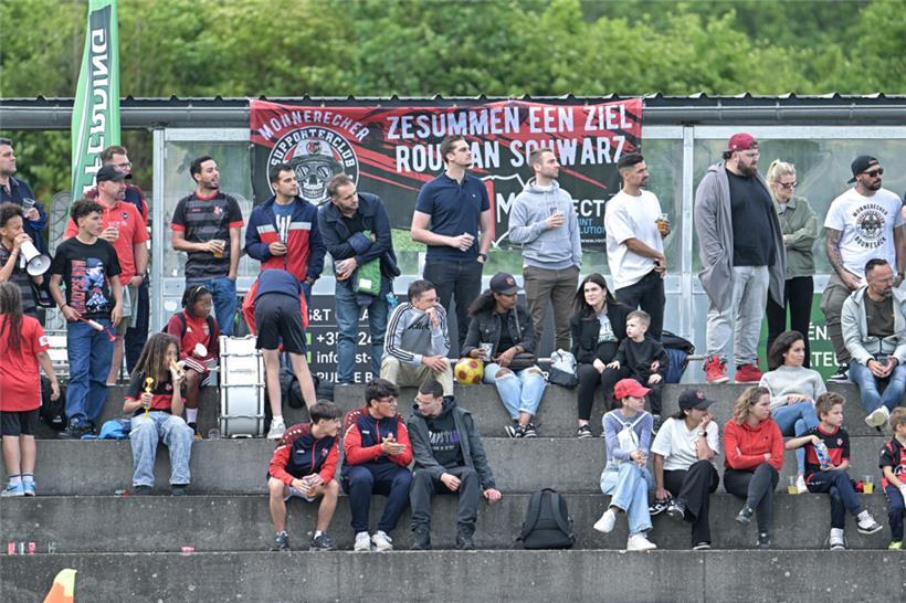 Von den Sitzen gerissen hat das Abstiegsduell diese Monnericher Fans nicht
