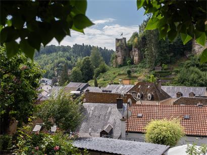Von der Burg aus reicht der Blick weit über das Tal und die Dächer von Fels