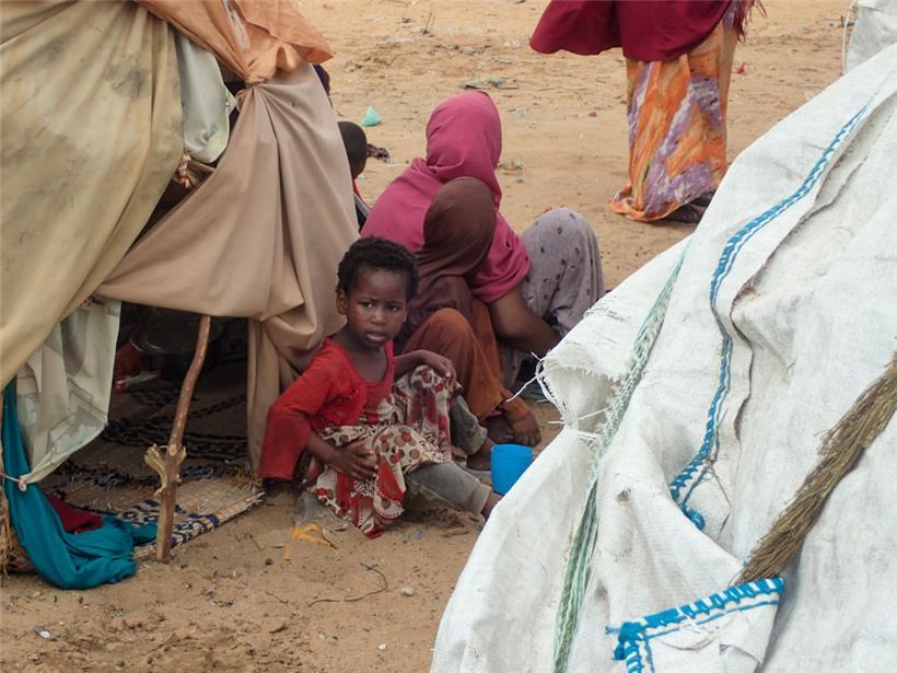 Von der Dürre betroffene Kinder sitzen vor einer Hütte im Lager für Binnenflüchtlinge Al-Hidaya am Rand der Hauptstadt Somalias
