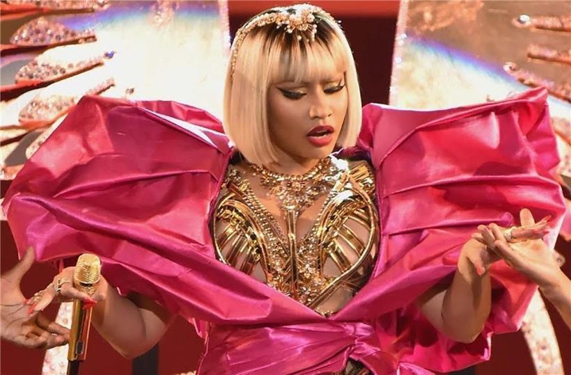 Nicki Minaj als LGBTIQA+ Ikone und Trump-Fan in einem Porträt, das Wandel und kontroverse politische Ansichten zeigt