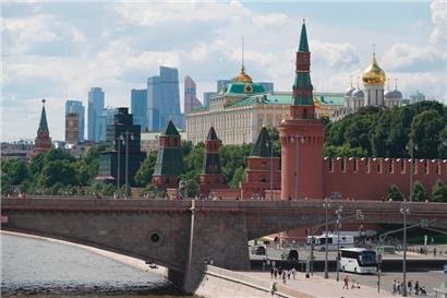  Von der Moskwa aus sind hinter der Brücke der Kreml und das Hochhaus- und Geschäftsviertel Moskwa City (Hintergrund) zu sehen
