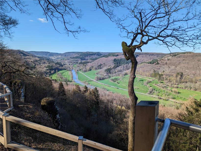 Von der Paulsplatte hat man einen uneingeschränkten Blick über das Sauertal

