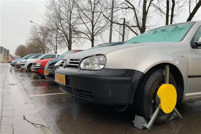 Von der Polizei beschlagnahmte Autos, viele davon in einem schrottreifen Zustand, prägen momentan das Bild in der Escher rue Barbourg
