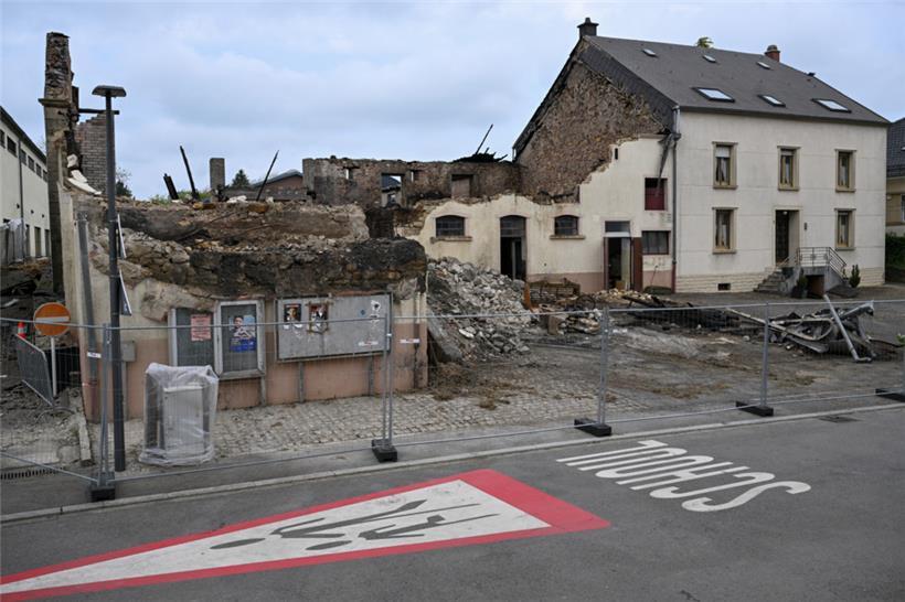 Von der Scheune stehen nur noch ein paar Grundmauer-Reste 
