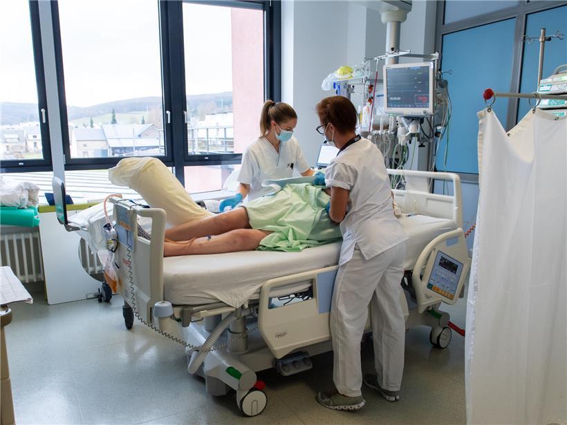 Pflegekraft in Deutschland bei Nachtdienst, betroffen von Überstundensteuer und Arbeitsbelastung im Gesundheitswesen