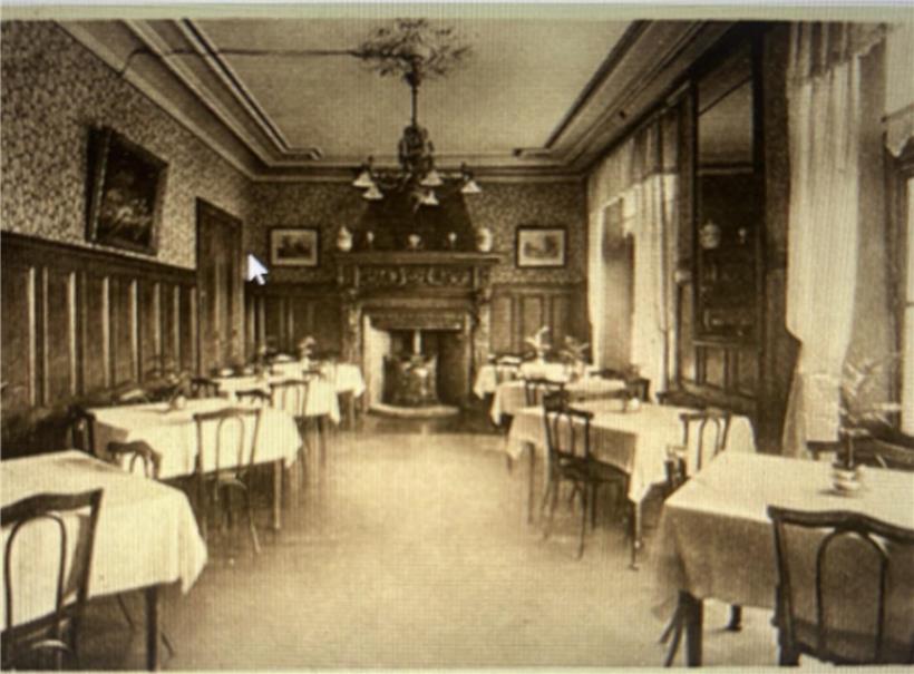 Verfallener Speisesaal mit verblasster Pracht und zerstörtem Interieur, Symbol für vergangene Geschichte und Verfall