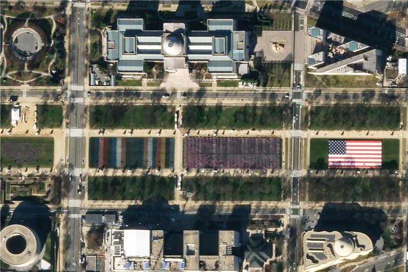 Von einem Satelliten aus gesehen: Die „National Mall“ war mit annähernd 200.000 US-Flaggen geschmückt
